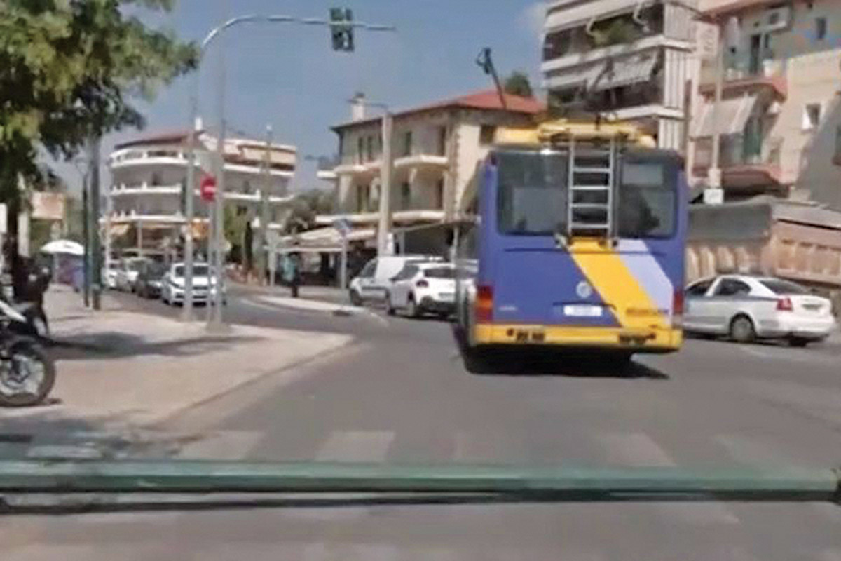 Τρόλεϊ έριξε κολόνα που τραυμάτισε 14χρονη