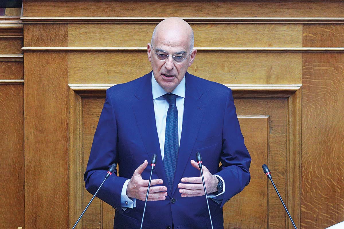 Περίεργα παιχνίδια στην πλάτη του Δένδια