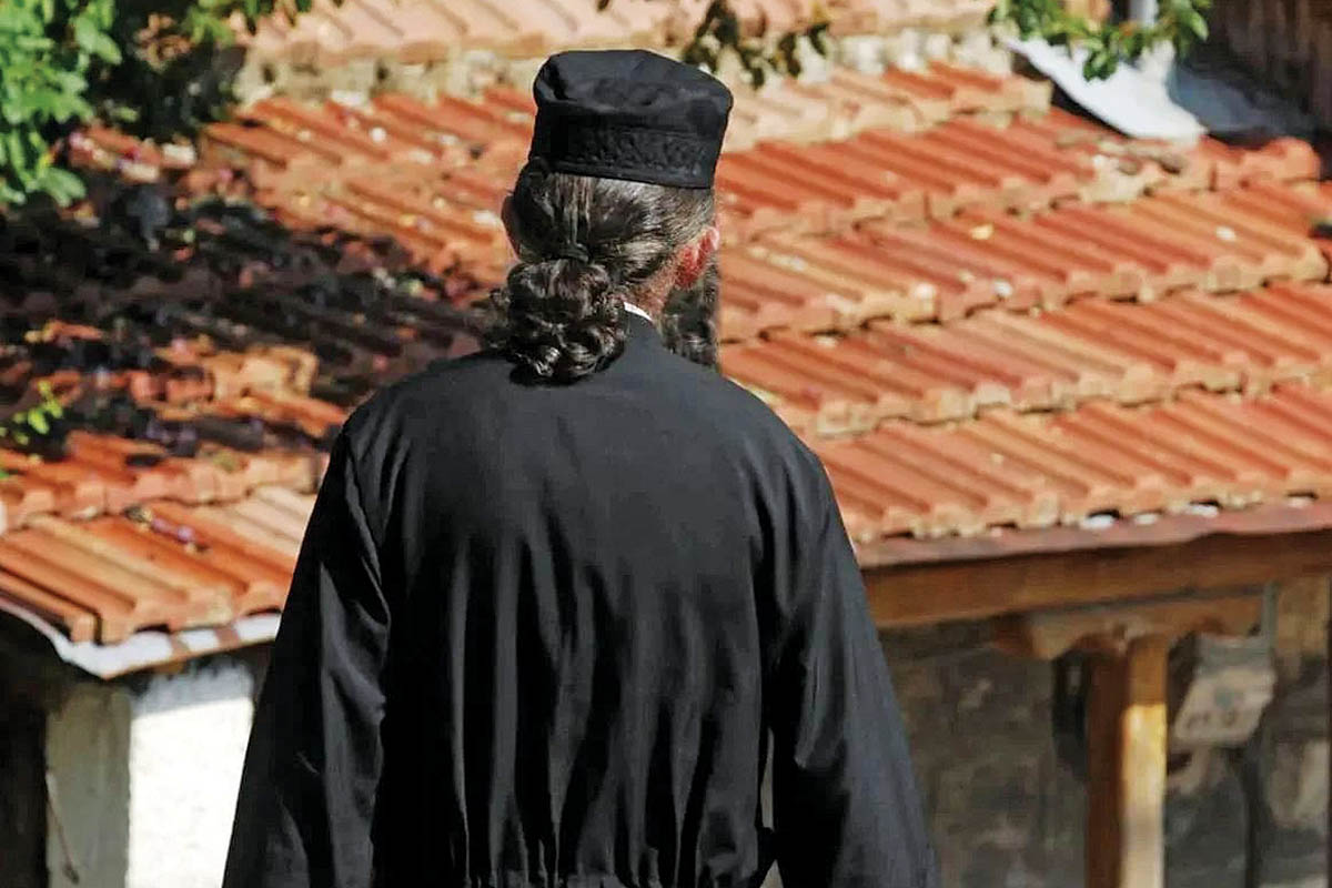 Φοράει ακόμη τα ράσα ο ιερέας δυνάστης