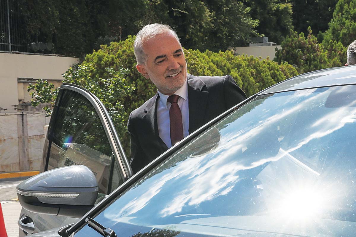 Ούτε βήμα πίσω από τον Σαλμά, παρά τη διαγραφή