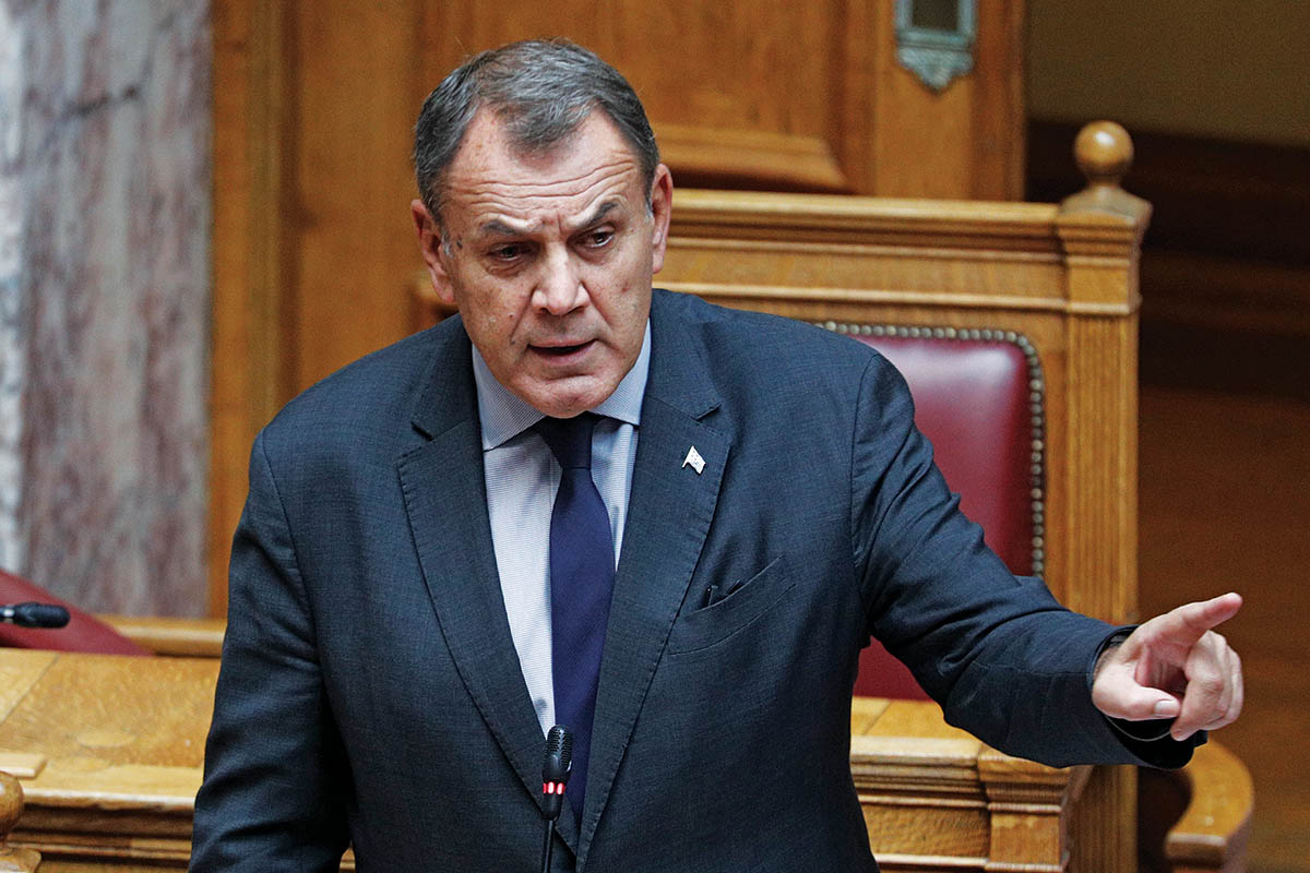 Λεφτά σε… συντοπίτες δίνει ο Παναγιωτόπουλος