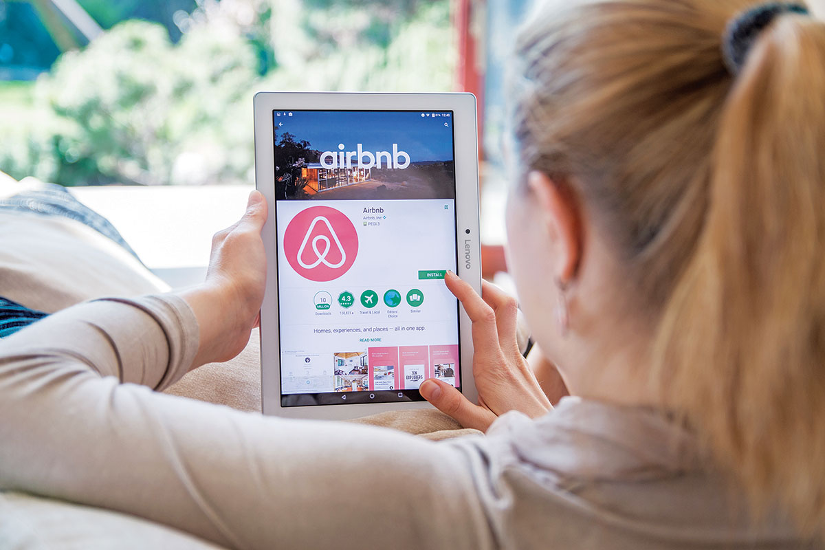 Στα σκαριά νέοι περιορισμοί στις άδειες για Airbnb