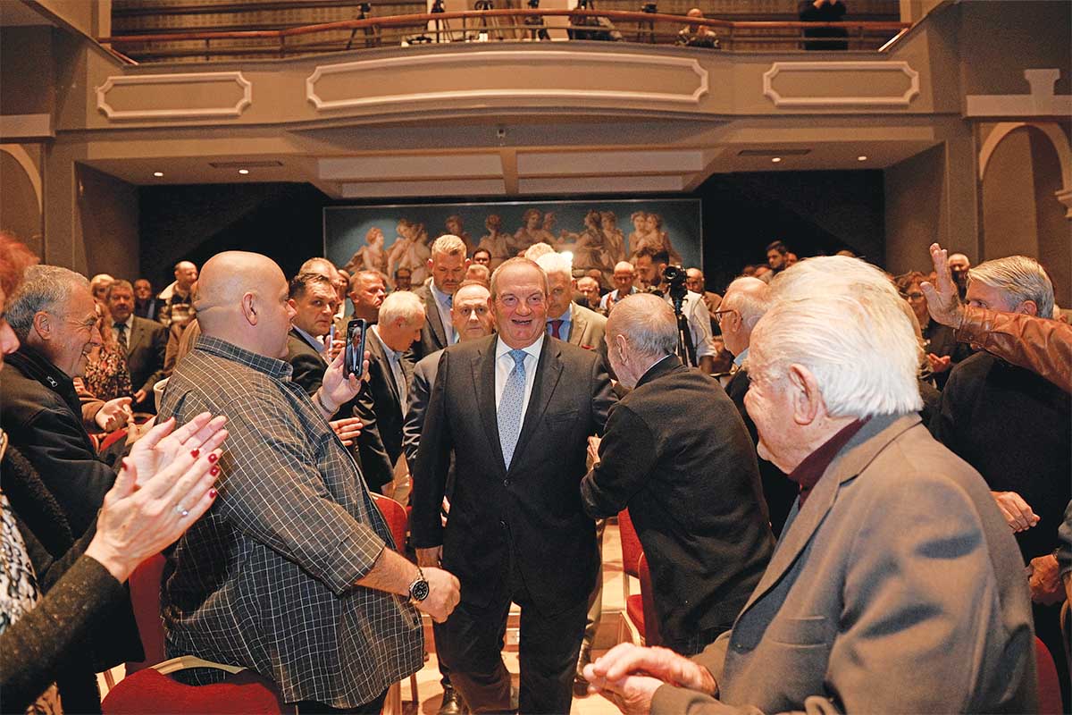 Ρουκέτα Καραμανλή σε Κυριάκο για Σαμαρά!