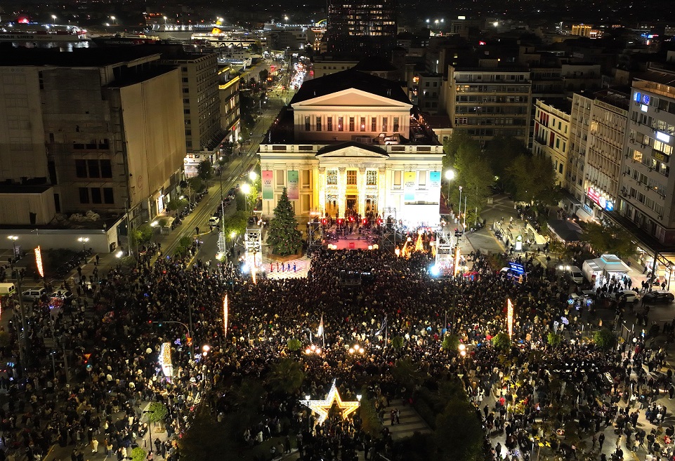 Η νύχτα έγινε μέρα στον Πειραιά στη φωταγώγηση του χριστουγεννιάτικου δέντρου