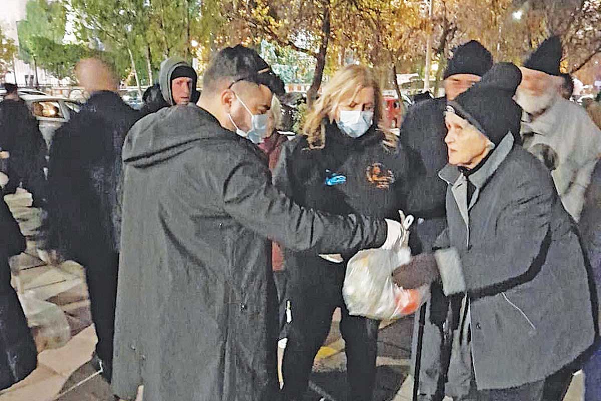 Μοίρασαν γεύματα σε αστέγους στη μνήμη του Λυγγερίδη