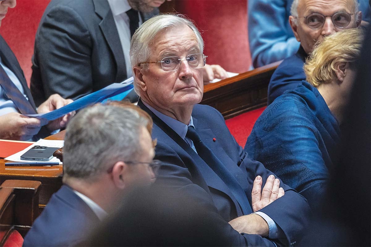 Στο χείλος του γκρεμού η κυβέρνηση στη Γαλλία
