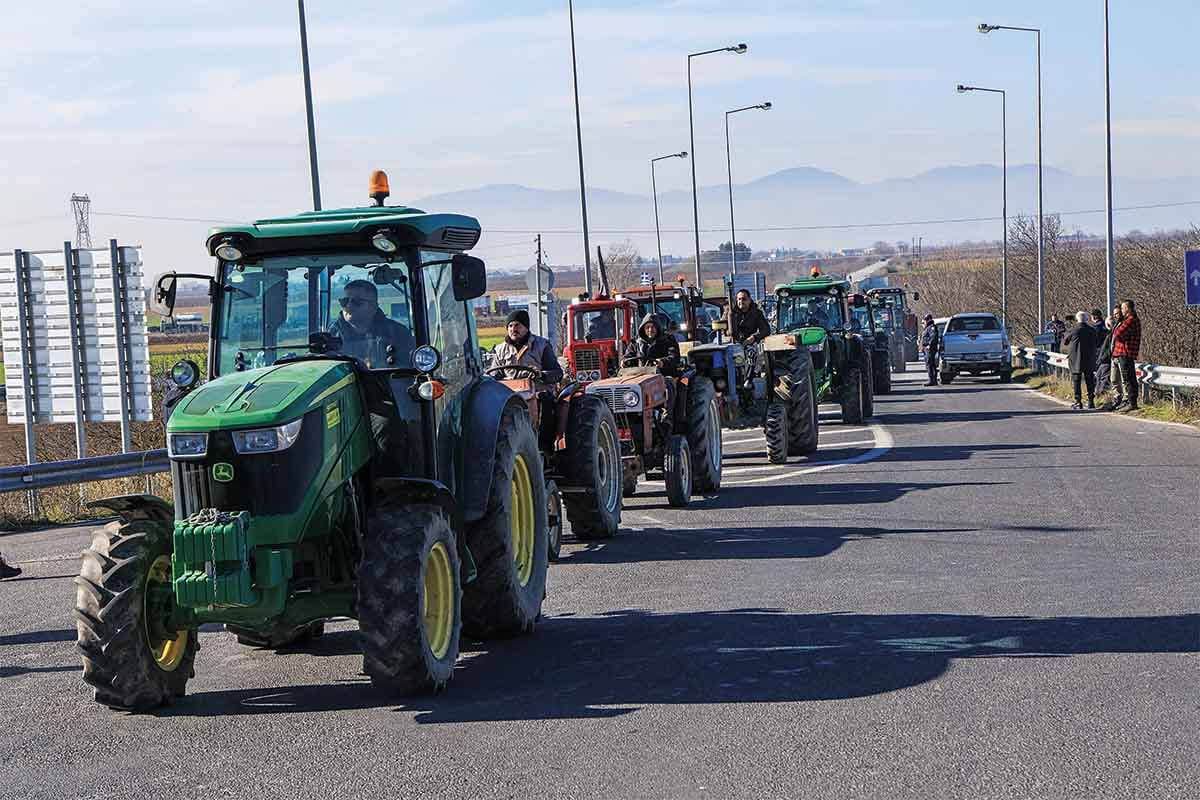 Πυκνώνουν τα μπλόκα των αγροτών