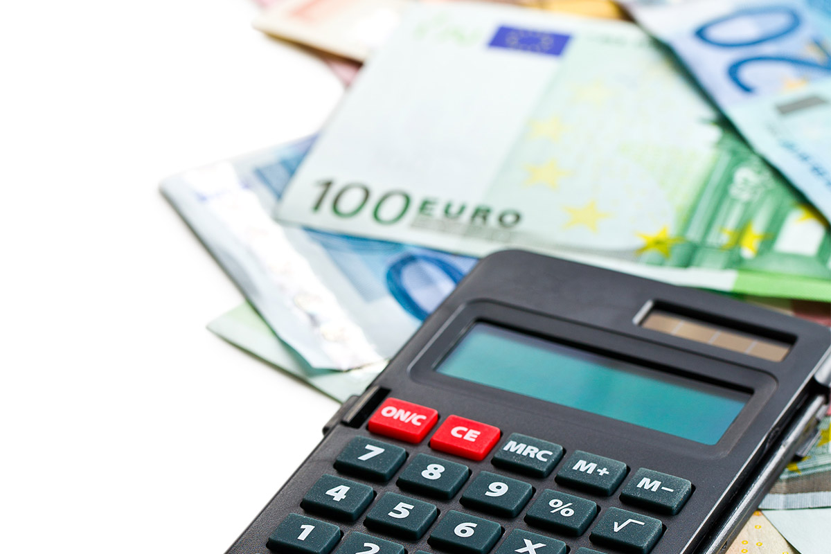 Μικρή μείωση της «ψαλίδας» στα επιτόκια δανείων – καταθέσεων