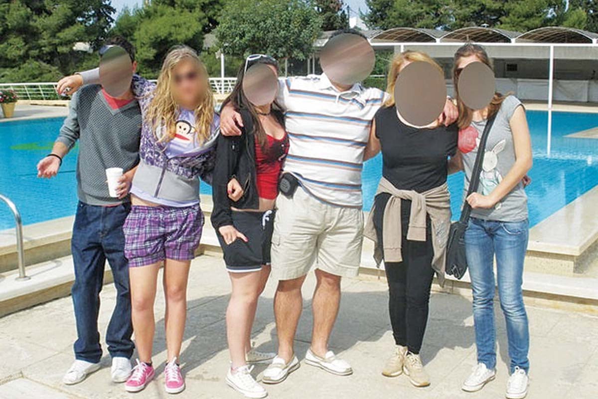 Οι αστυνομικοί έσωσαν τη μαθήτρια από τον καθηγητή