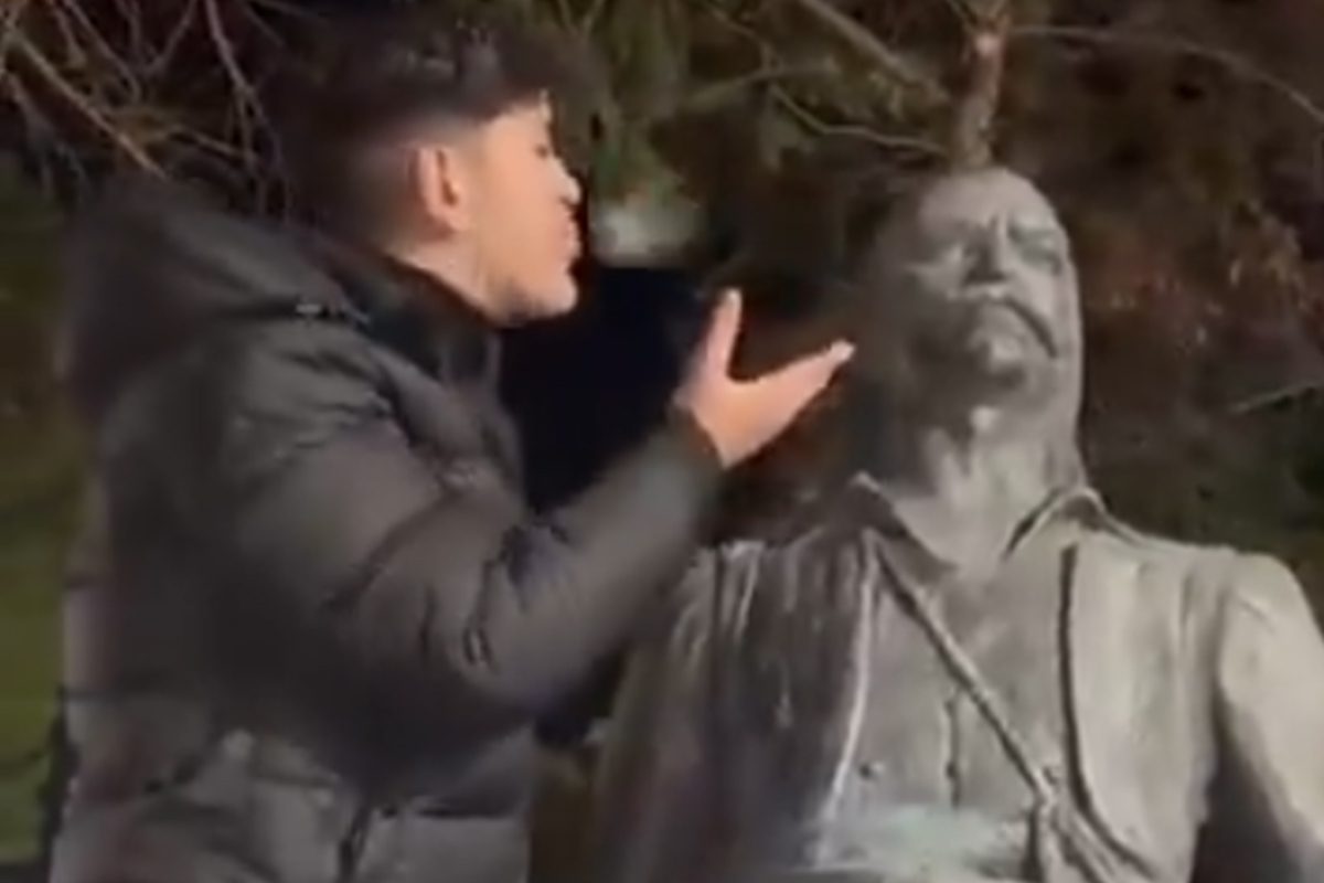 Βανδάλισε άγαλμα του Κατσαντώνη