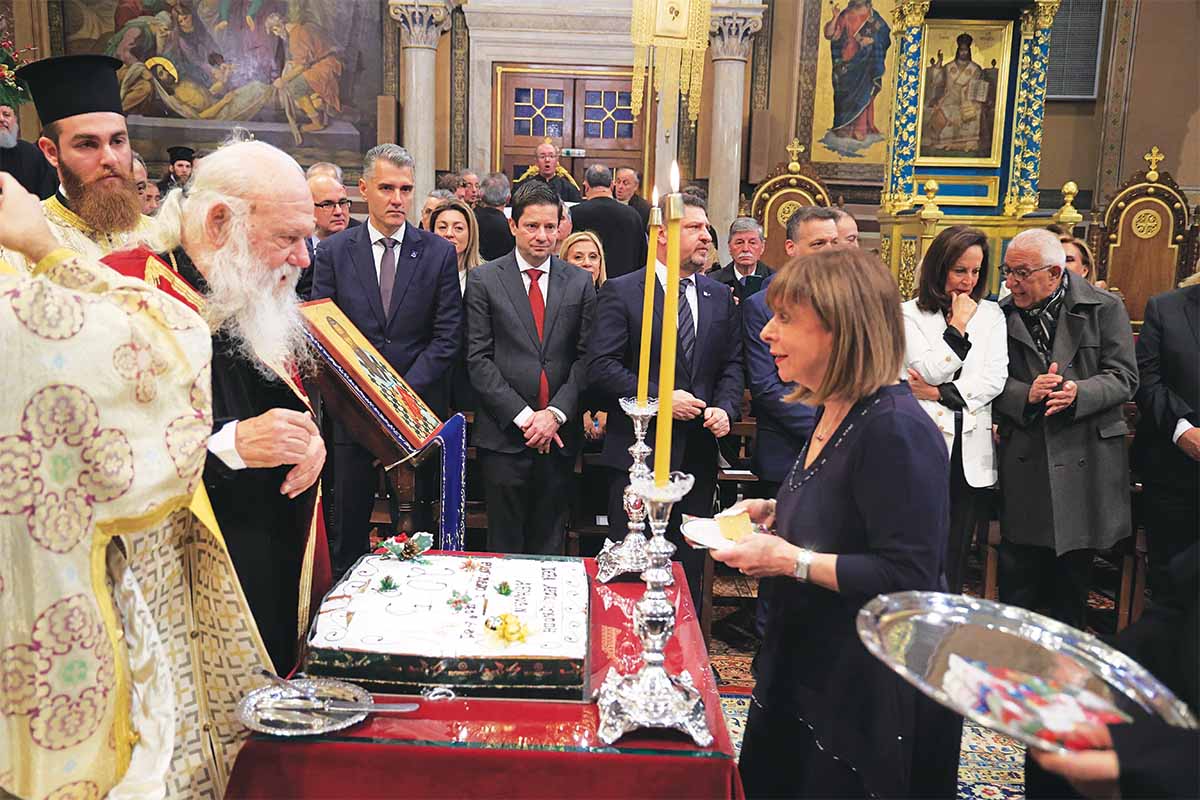 Η Σακελλαροπούλου τώρα θυμήθηκε να παραστήσει την «καλή χριστιανή»
