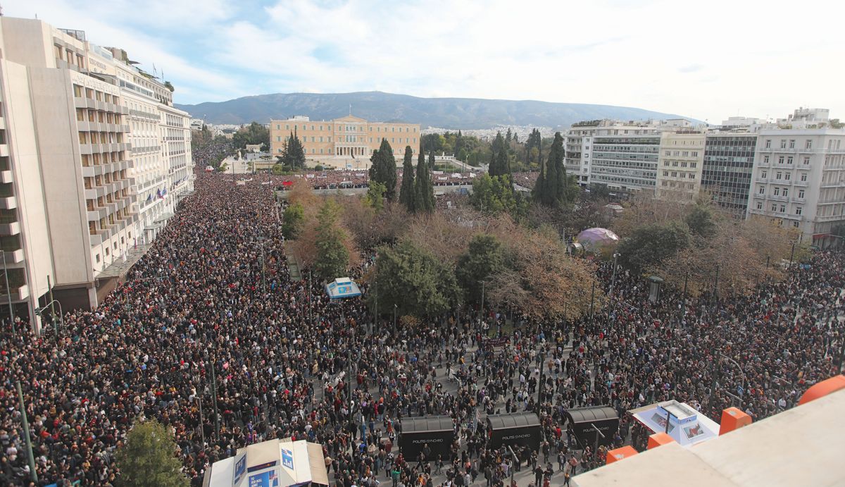 Ανθρώπινα ποτάμια στους δρόμους όλης της χώρας για το έγκλημα των Τεμπών!