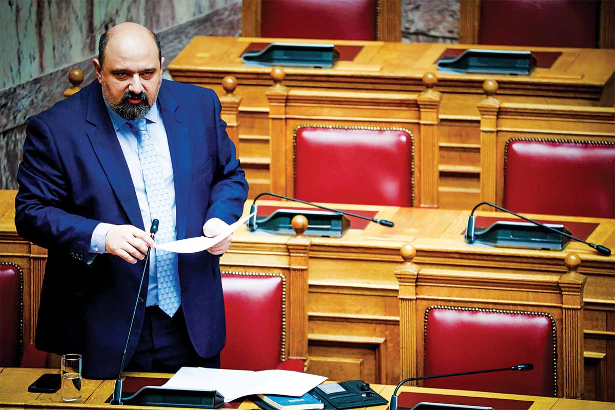 Σαν Στάλιν, ο Κυριάκος «εξαφάνισε» από δίπλα του τον Τριαντόπουλο!