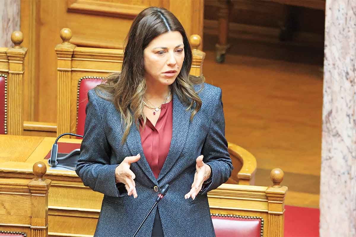 Η Ζαχαράκη επιμένει στη woke ανοησία