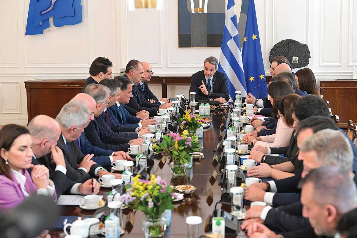 Κρεσέντο παροχολογίας από τον πανικόβλητο Μητσοτάκη!