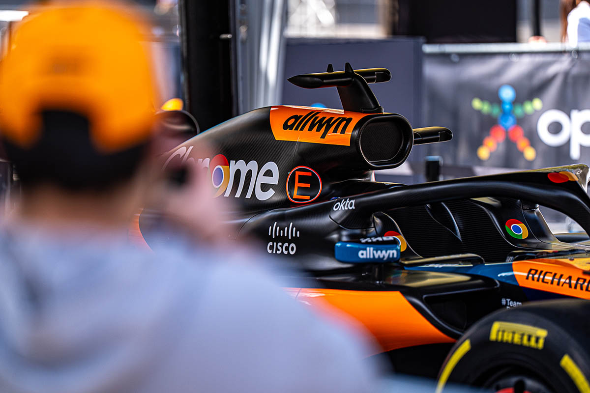 Στον «πλανήτη» της McLaren: Όσα ζήσαμε σε OPAP ARENA και Σύνταγμα με το αυθεντικό μονοθέσιο της ιστορικής ομάδας