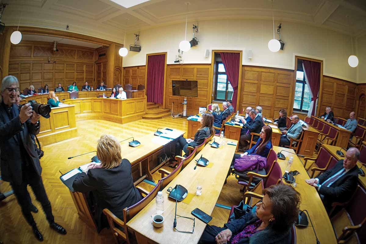 Βουλή: Μετωπική για τον Τριαντόπουλο