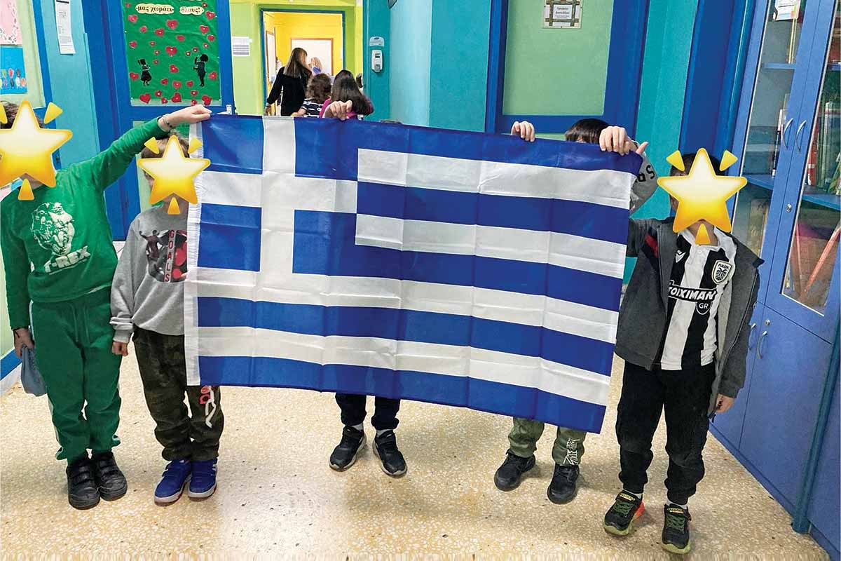 Η «δημοκρατία» προσέφερε σημαίες σε μαθητές δημοτικού