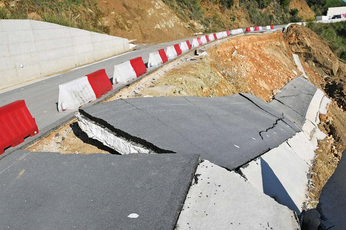 Φιάσκο Αγοραστού! Κατέρρευσε δρόμος πριν καν εγκαινιαστεί