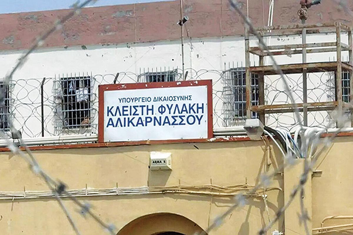 Χειροπέδες σε φρουρό φυλακών για ναρκωτικά