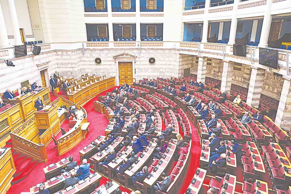 Ψυχρολουσία για Κυριάκο μπροστά σε άδεια έδρανα