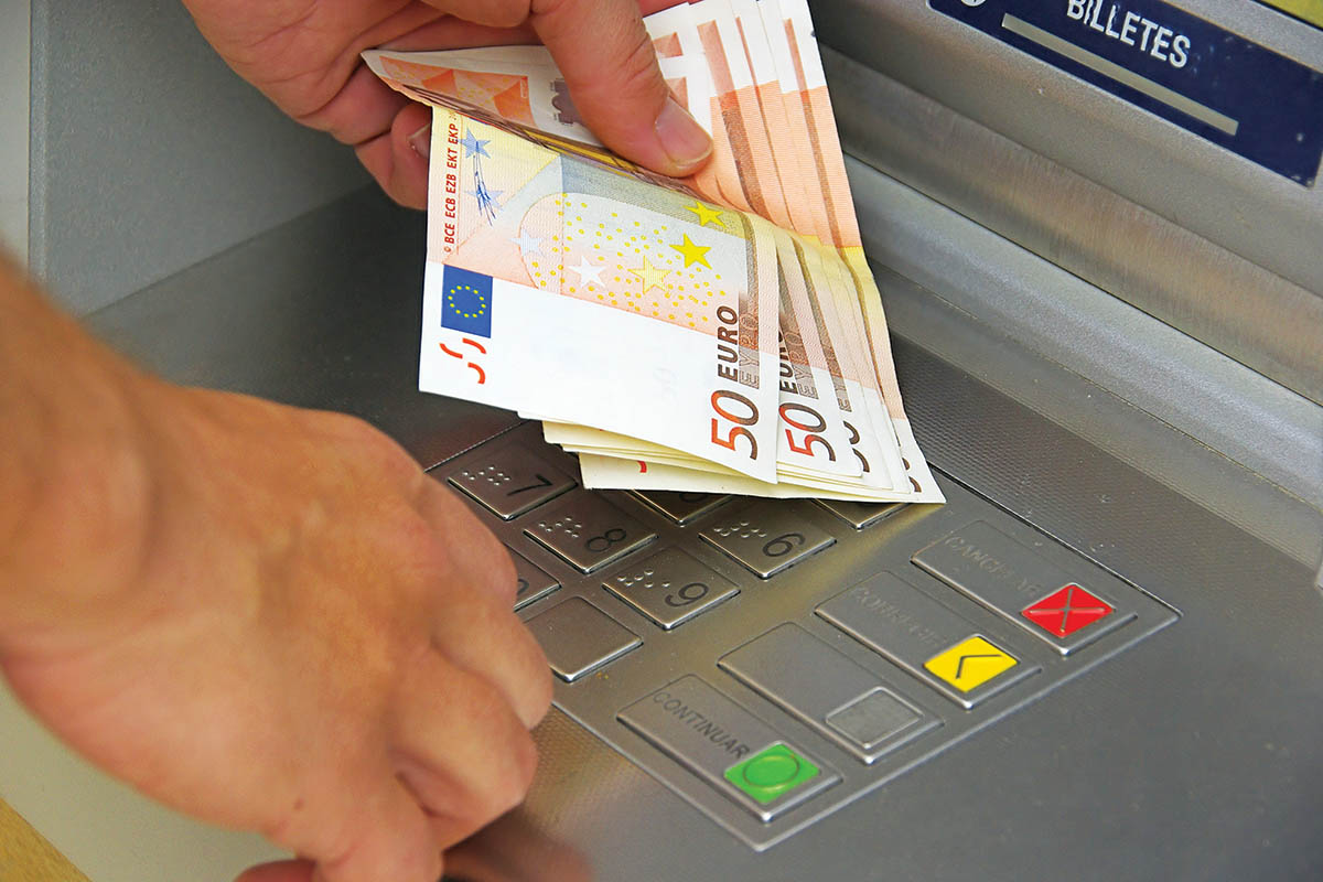 ΑΤΜ: Ρυθμίσεις με αστερίσκους για τις τραπεζικές χρεώσεις