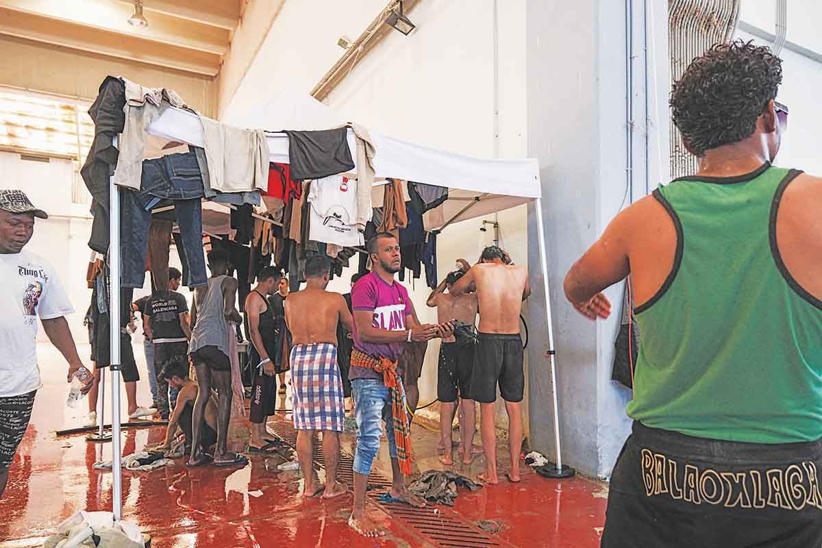 Πετούν στον δρόμο 25 πλημμυροπαθείς λόγω μεταναστών!