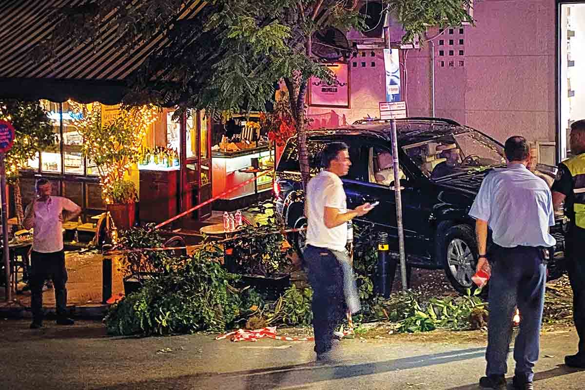 Κολωνάκι: «Εισβολή» τζιπ σε εστιατόριο