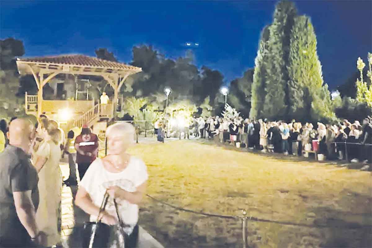 Χιλιάδες πιστοί προσκύνησαν τον τάφο του αγίου Παϊσίου