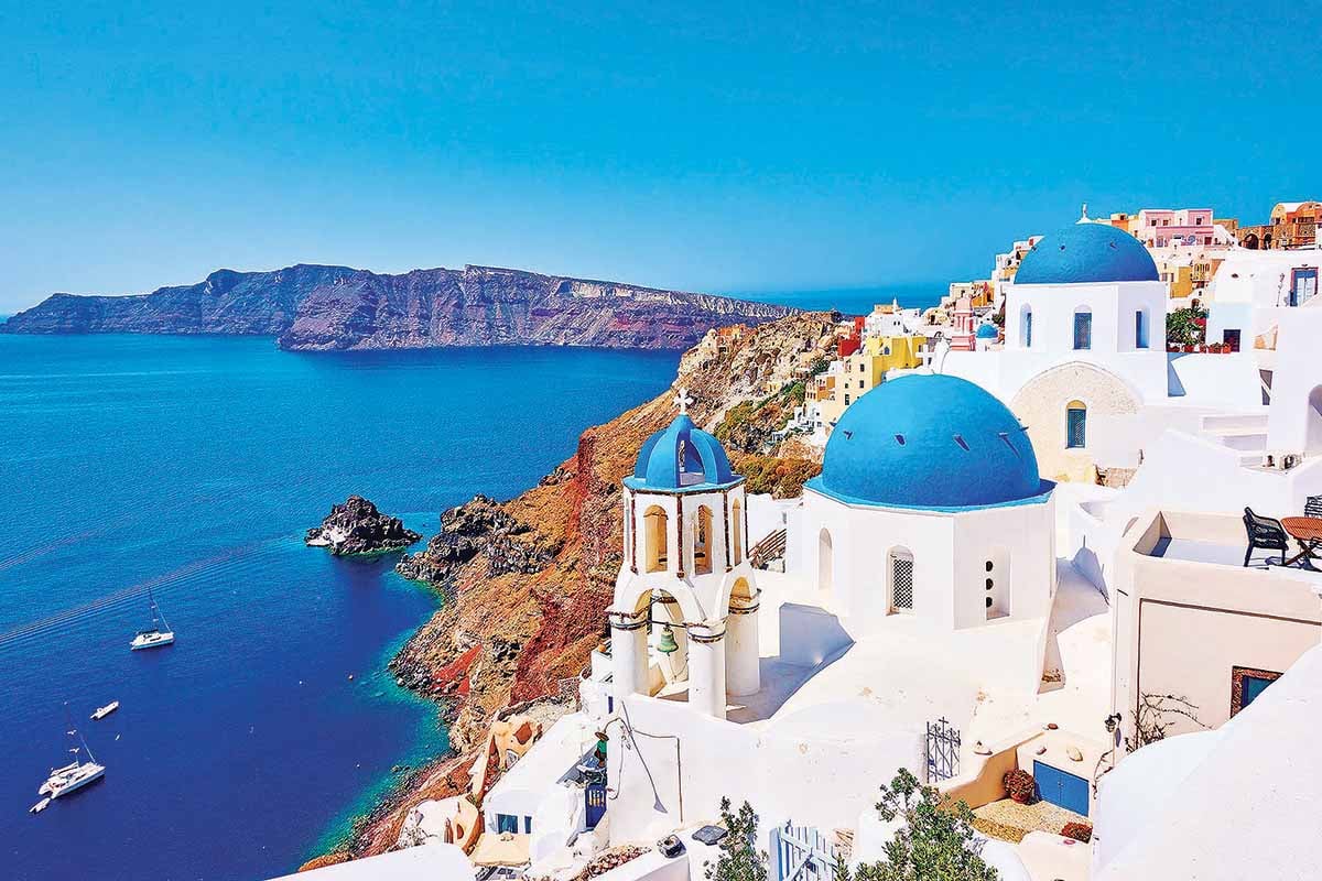 Αγόραζαν με μαύρο χρήμα βίλες σε Αθήνα και Σαντορίνη