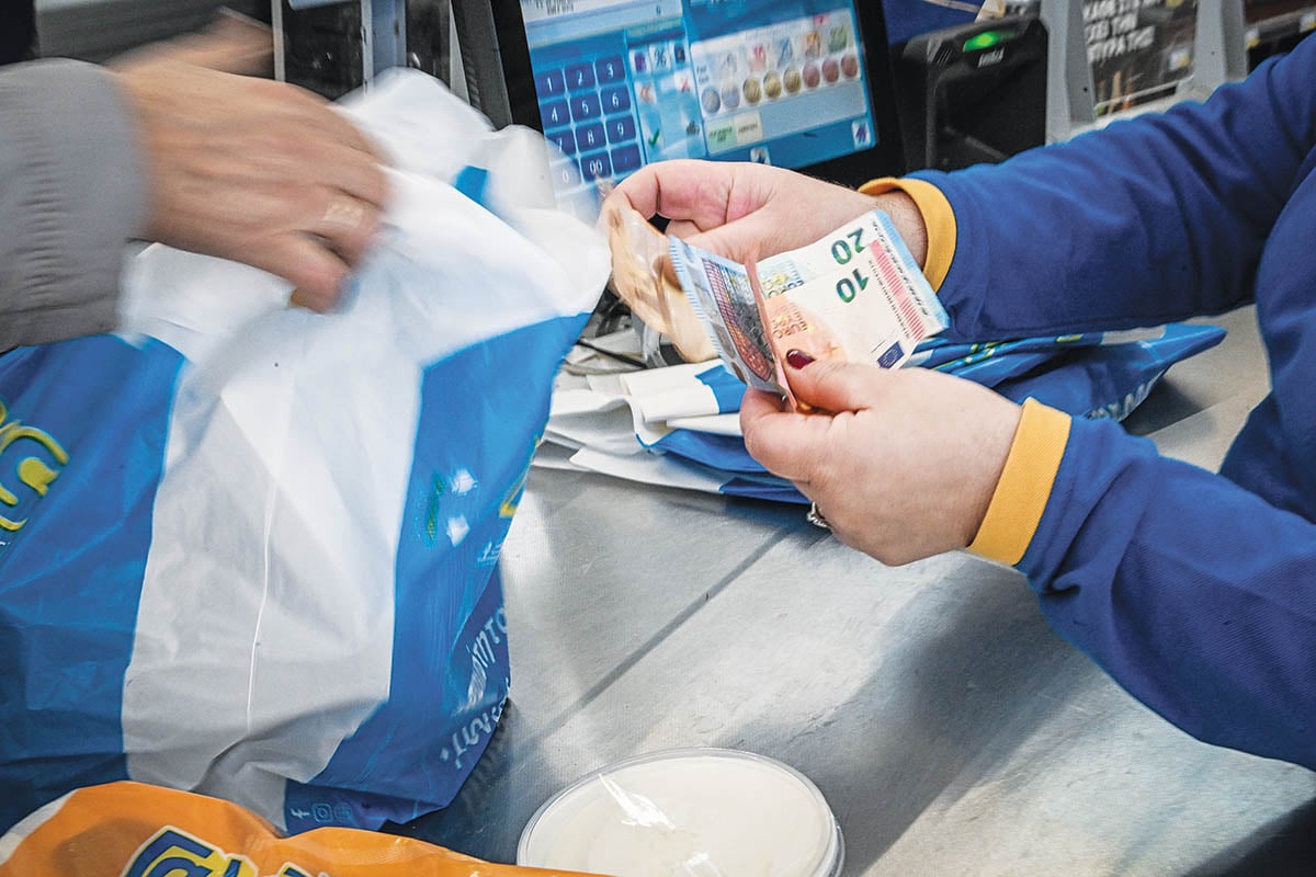 Καθυστερούν τη μείωση του ΦΠΑ λόγω ΔΕΘ