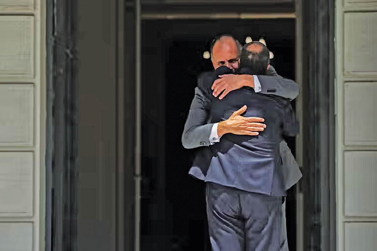 Απαλλάξτε μας, επιτέλους, από τον αγκαλίτσα!