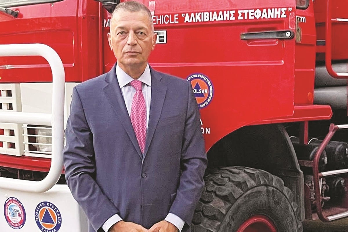 Ο Στεφανής ποζάρει μπροστά σε πυροσβεστικό που (κακώς) φέρει το όνομά του