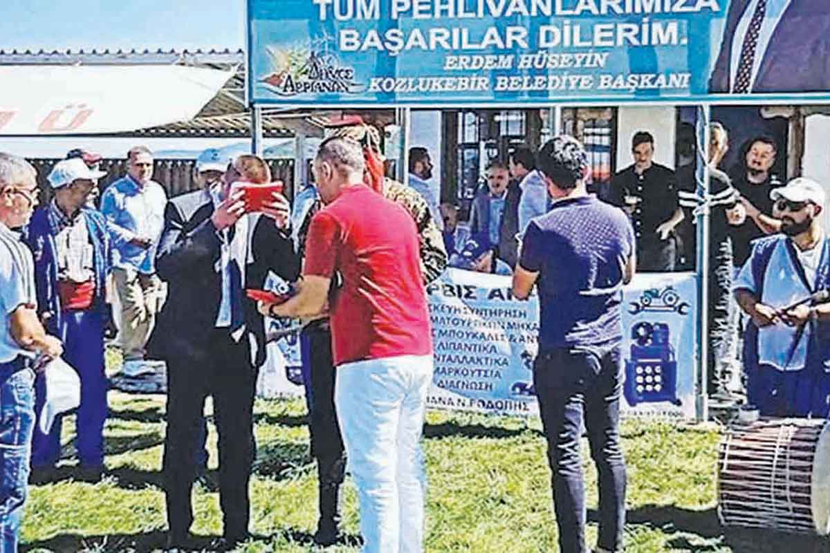 Ο δήμαρχος Αρριανών ασπάστηκε την τουρκική σημαία