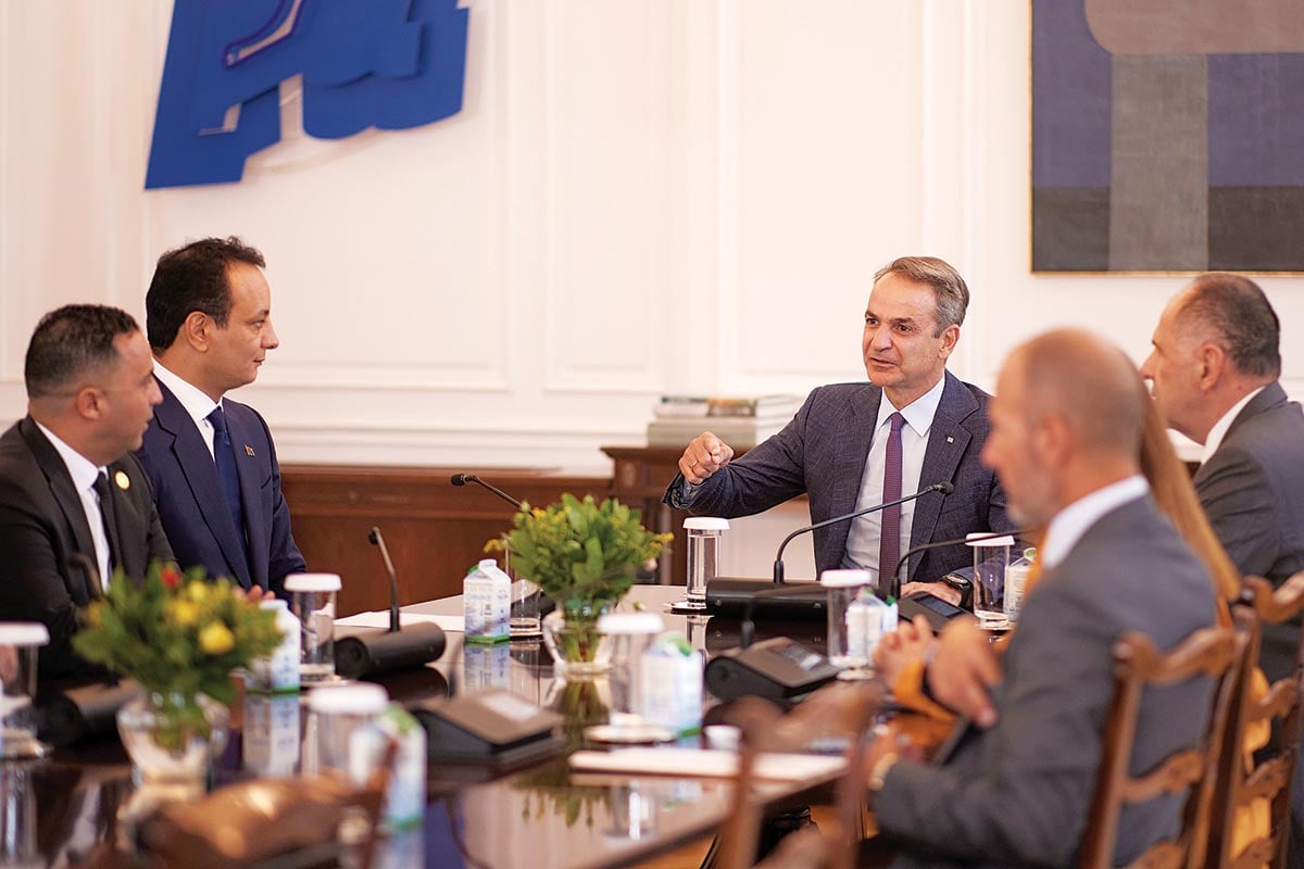Απεγνωσμένη επαφή του Μητσοτάκη με τον γιο του Χαφτάρ