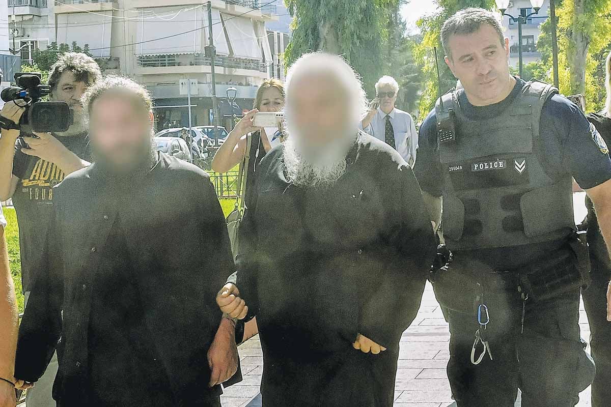 Νεύρα του ηγουμένου έξω από τα δικαστήρια