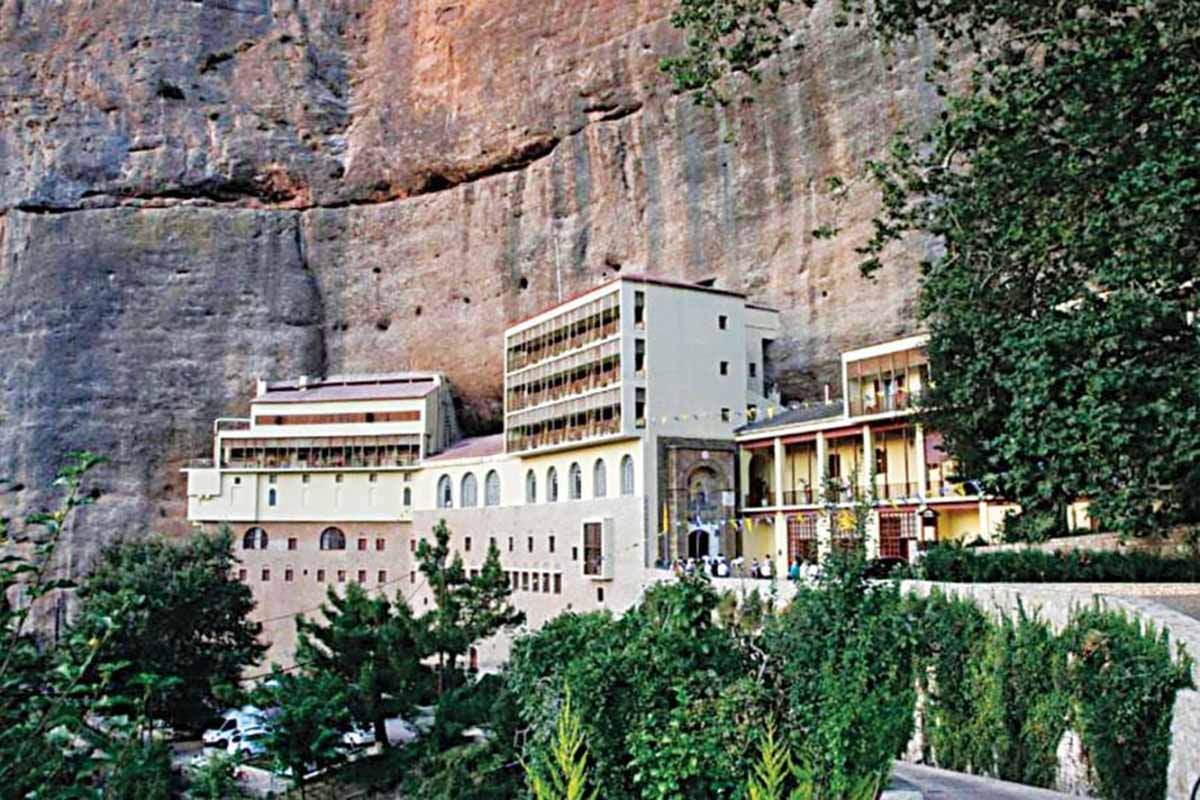 Αφωνία από την Εκκλησία για τη Μονή Σπηλαίου