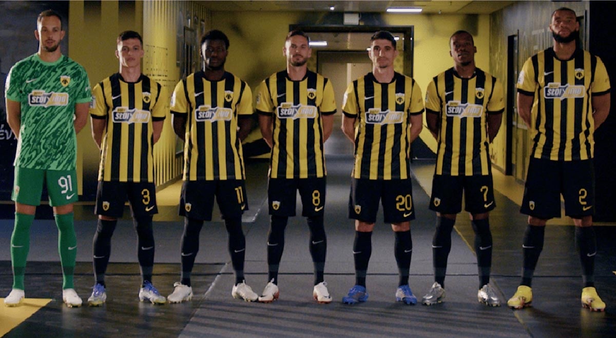 Το ΠΑΜΕ ΣΤΟΙΧΗΜΑ «ξαναχτυπά»: Με πρωταγωνιστή τον Πέτρο Μάνταλο αποκαλύφθηκε το νέο, κίτρινο λογότυπο στη φανέλα της ΑΕΚ