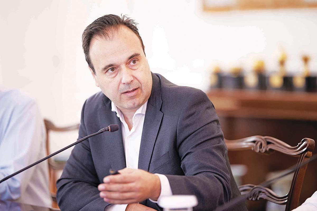 Ταξίδια τέλος σε 9 μήνες με τις παλιές ταυτότητες