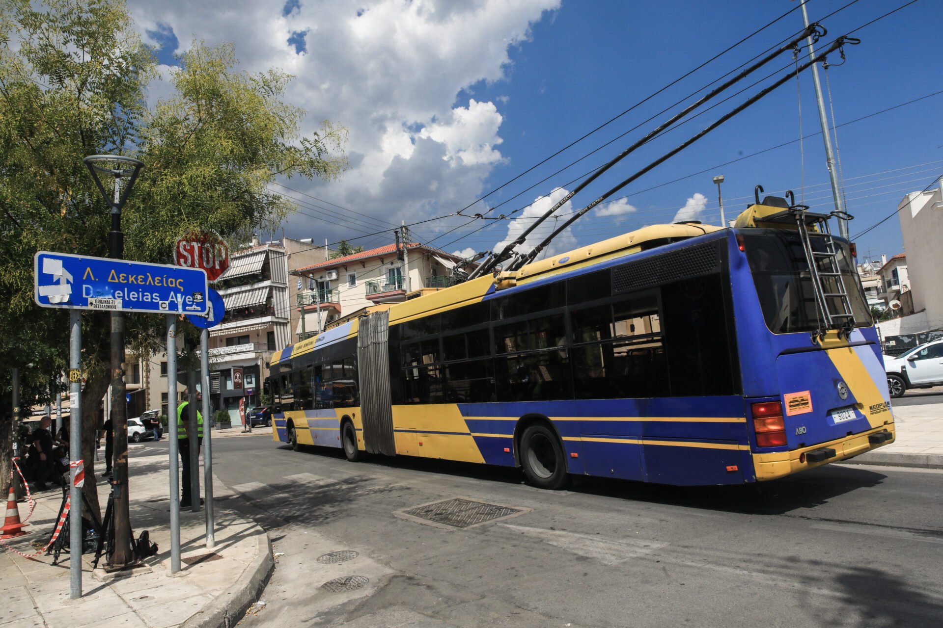 Τρόλεϊ έπεσε σε κολώνα μετά από άγριο καβγά οδηγού με επιβάτη (βίντεο)