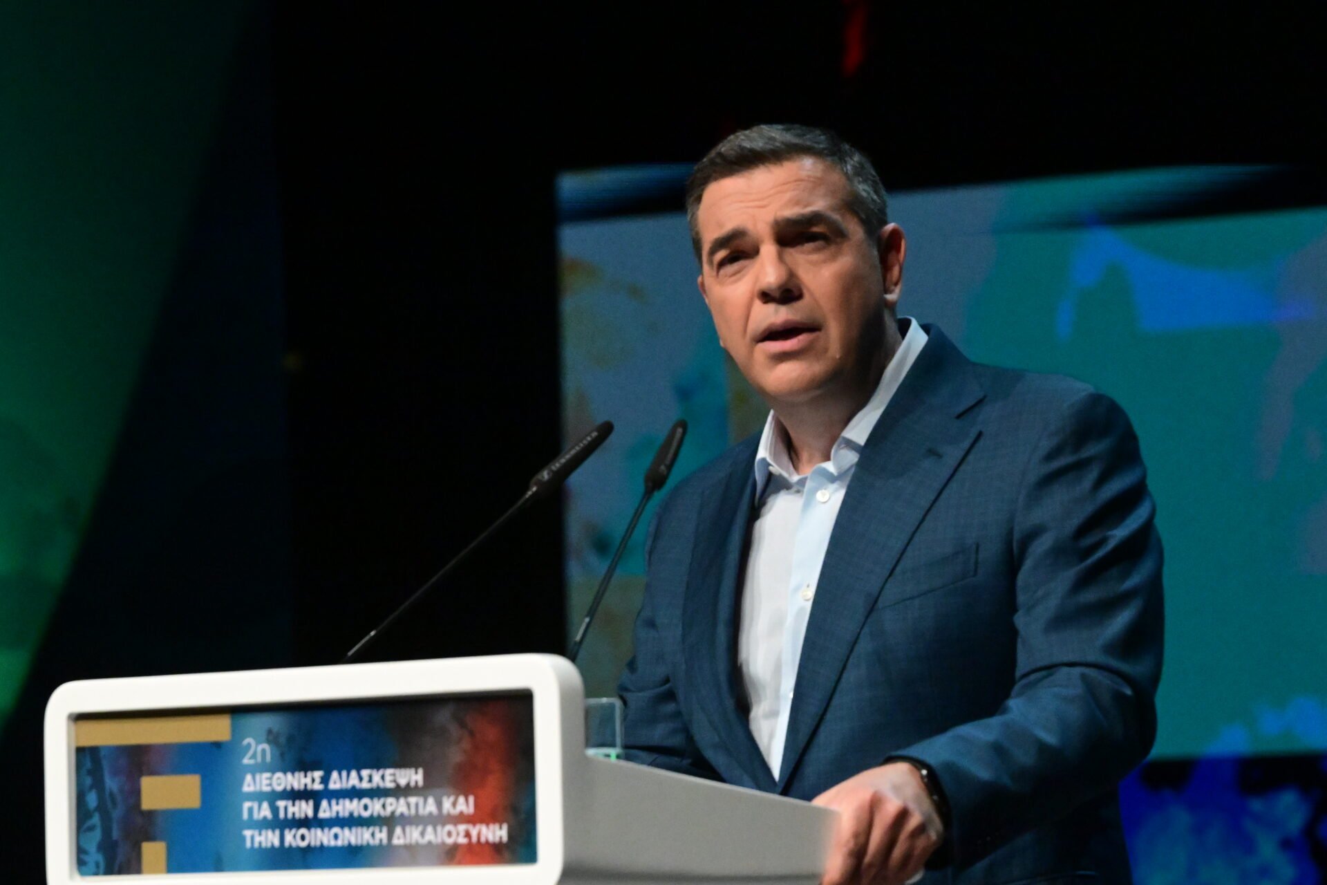 Ο Τσίπρας παίζει το χαρτί της εντιμότητας και λέει «ούτε αριστερά, ούτε δεξιά»