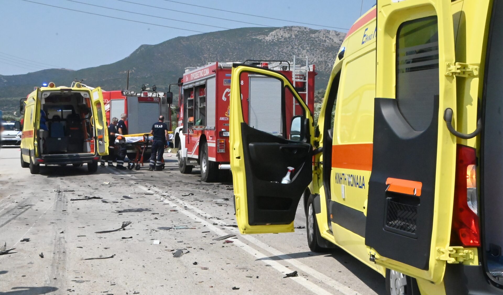 Σοβαρό τροχαίο με 3 τραυματίες στο Κιάτο – ΙΧ έπεσε πάνω σε φορτηγό