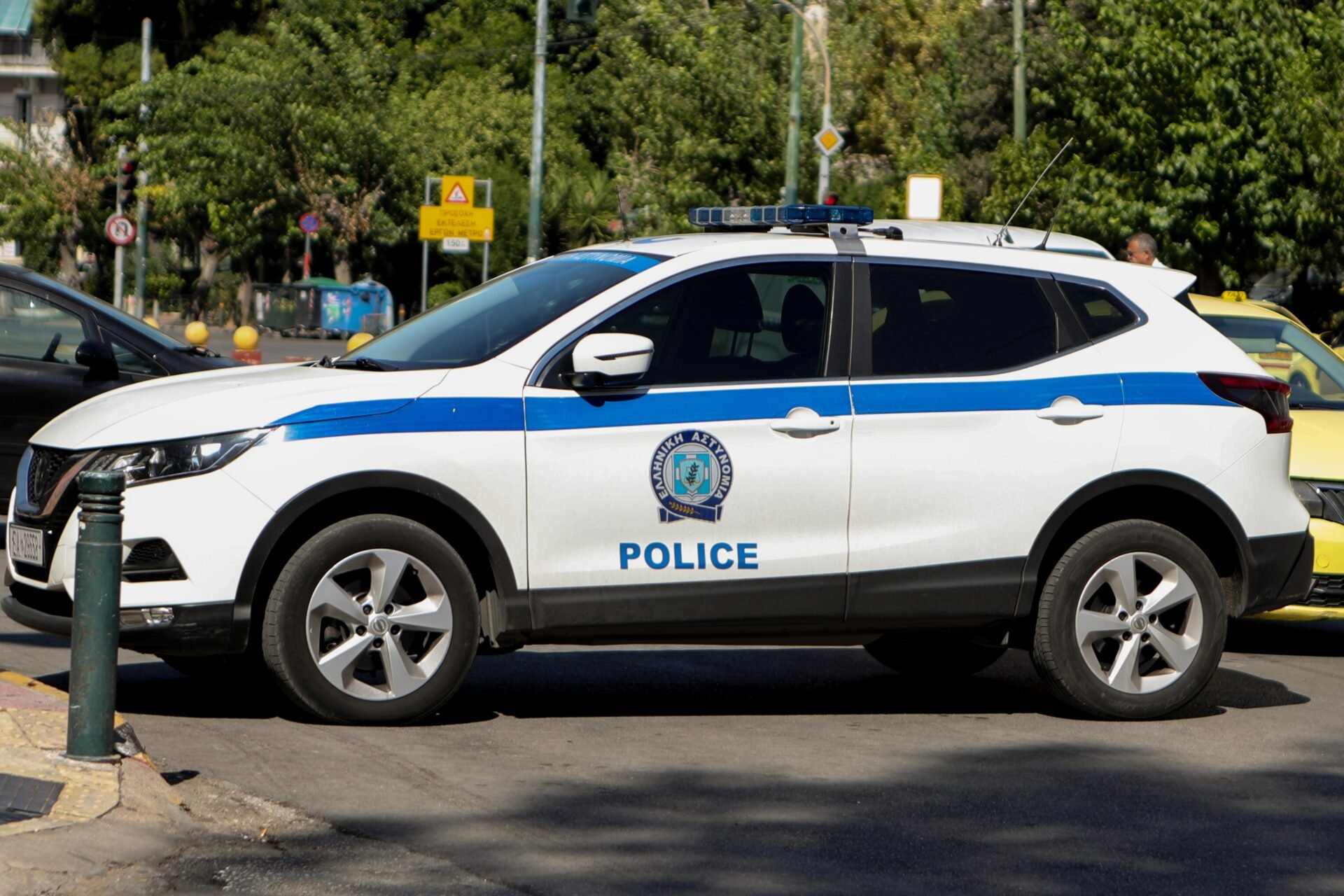 Άγρια επίθεση πατέρα σε κόρη μέσα στον χώρο εργασίας της στο Νέο Ηράκλειο (βίντεο)