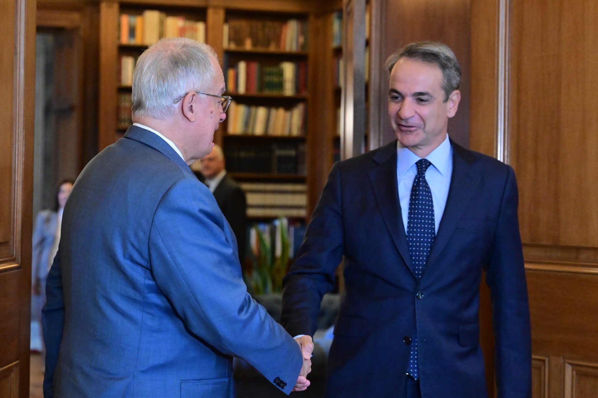 Ο Τασούλας αδειάζει Μητσοτάκη για Άγνωστο Στρατιώτη
