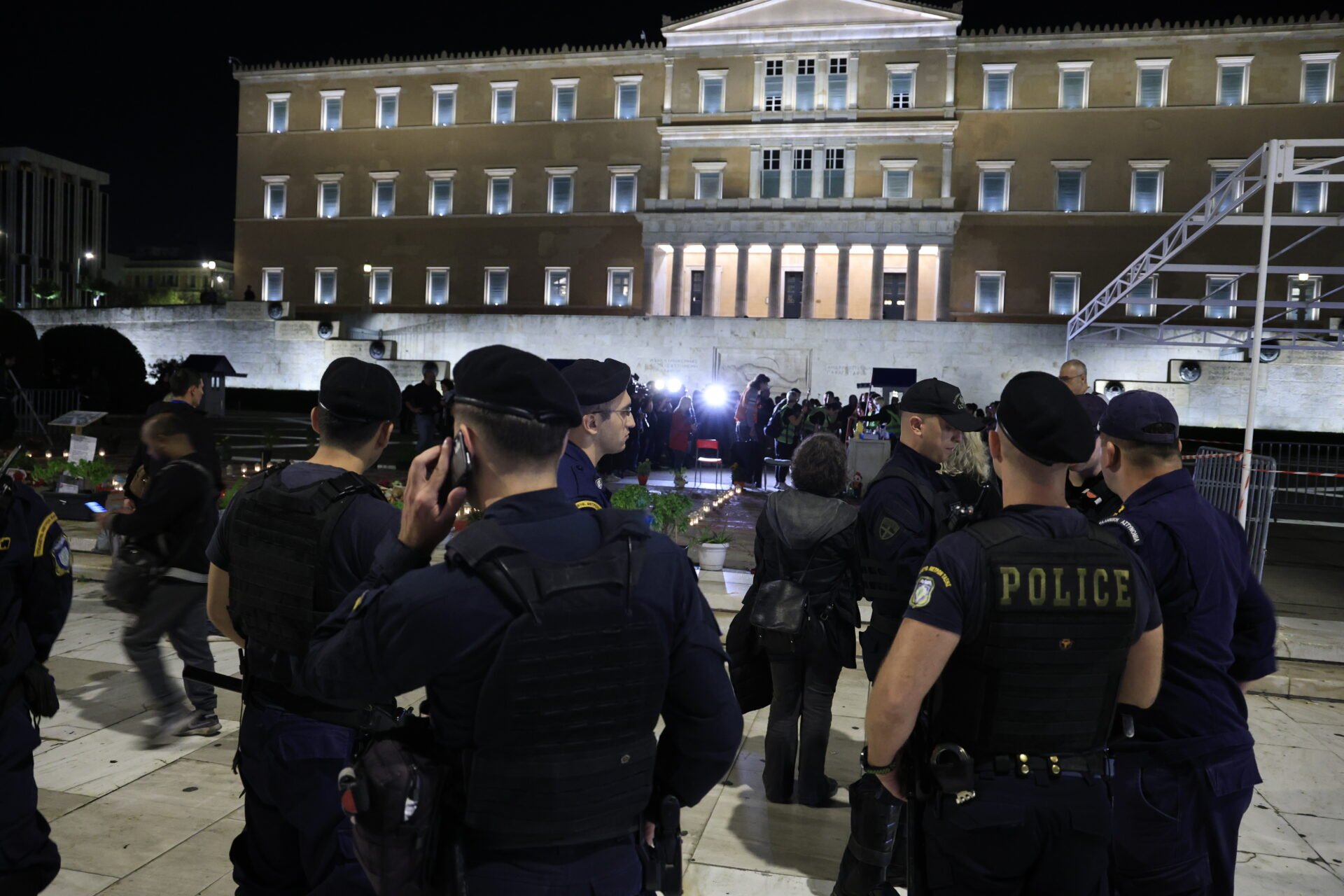 Συνελήφθη η γυναίκα που διαμαρτυρήθηκε στο Μνημείο του Άγνωστου Στρατιώτη