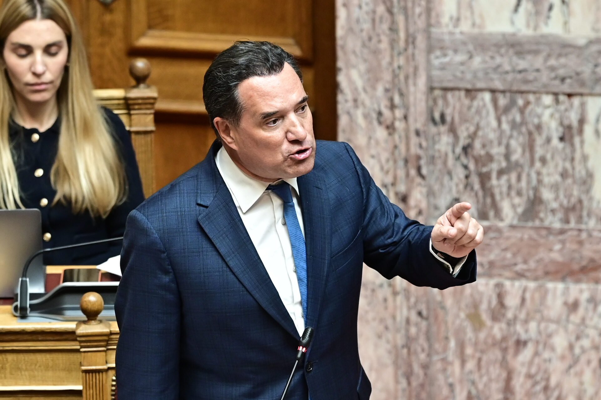 Προκλητικός Άδωνις για τον θάνατο του Ιάσονα: “Έκανε λάθος τιμονιά ο οδηγός – φταίει η Μπακογιάννη;”