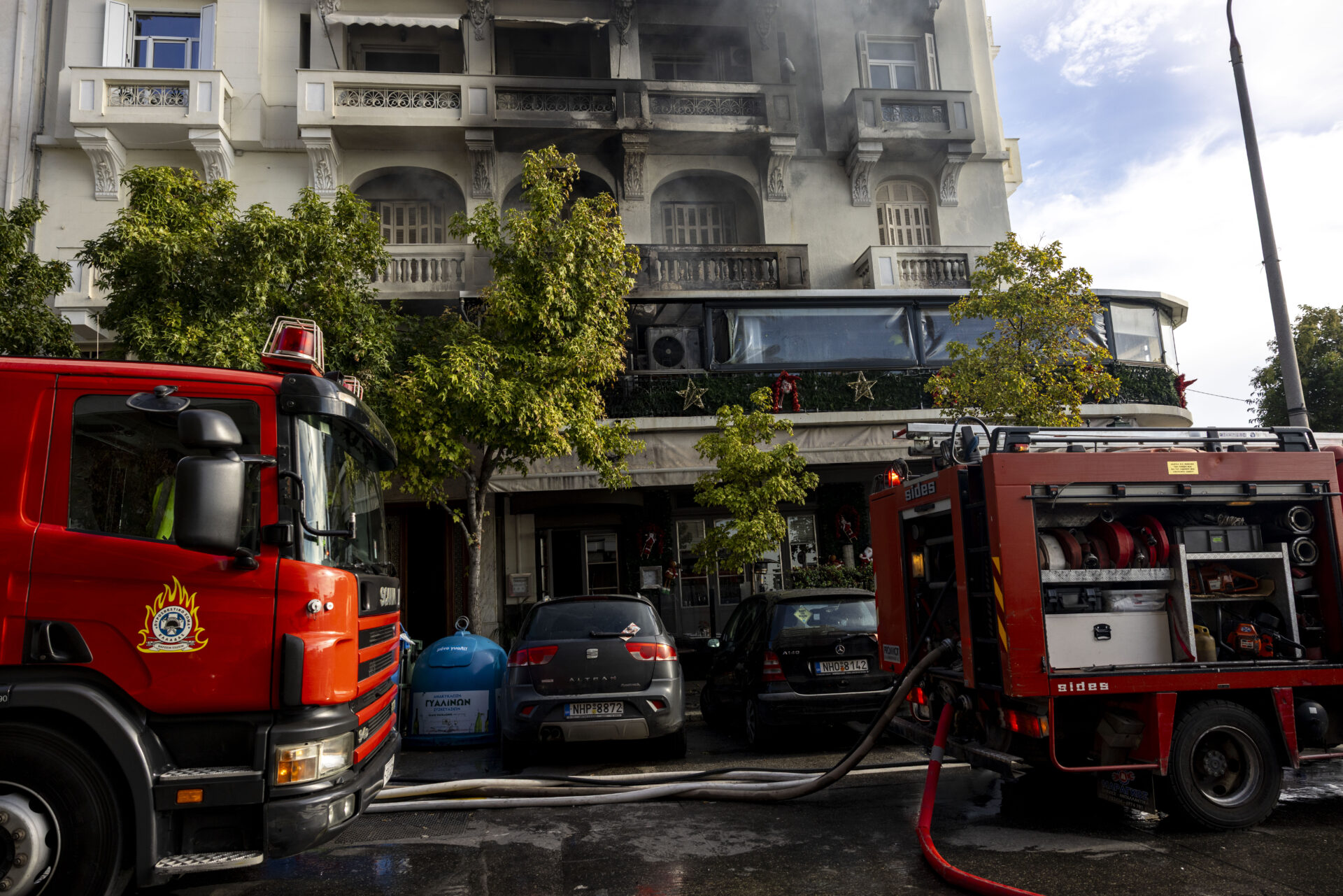 Θεσσαλονίκη: Στις φλόγες η καφετέρια Garçon Brasserie στην παραλιακή (βίντεο)