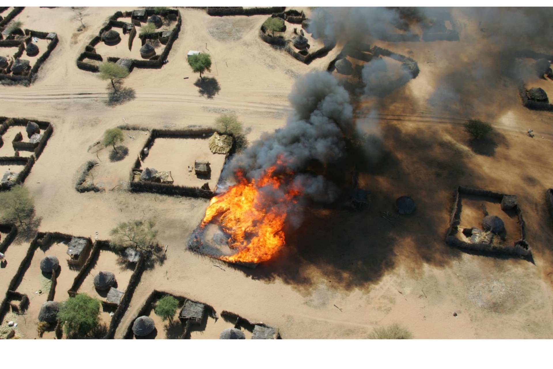 Η άμμος βάφτηκε κόκκινη στο Σουδάν: Δορυφορικές εικόνες δείχνουν σφαγή με 2.000 νεκρούς