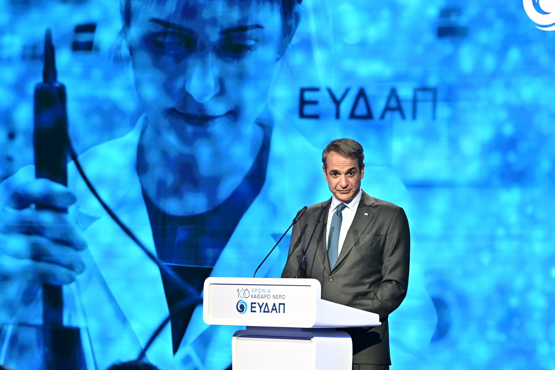 Το νερό νεράκι με πατήρ και υιό Μητσοτάκη