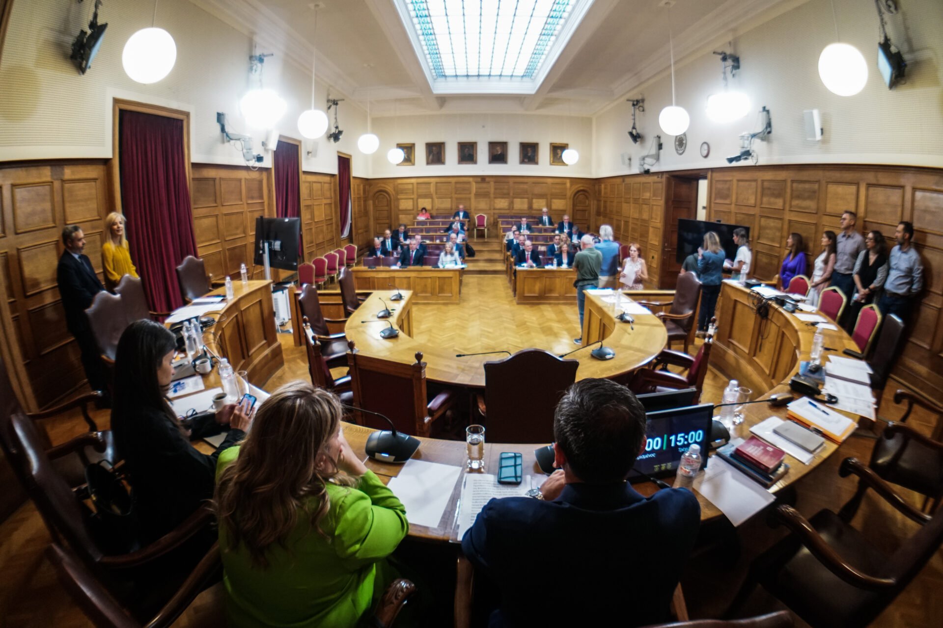 Σκάνδαλο ΟΠΕΚΕΠΕ: Ασπίδα της ΝΔ στον «Φραπέ» και στην κυρία με τη Ferrari